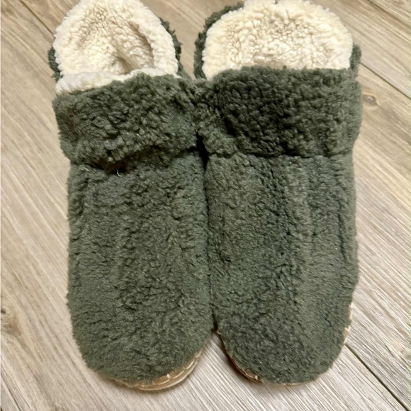 LL Bean Cozy Green Women’s Slippers - Picture 2 of 8